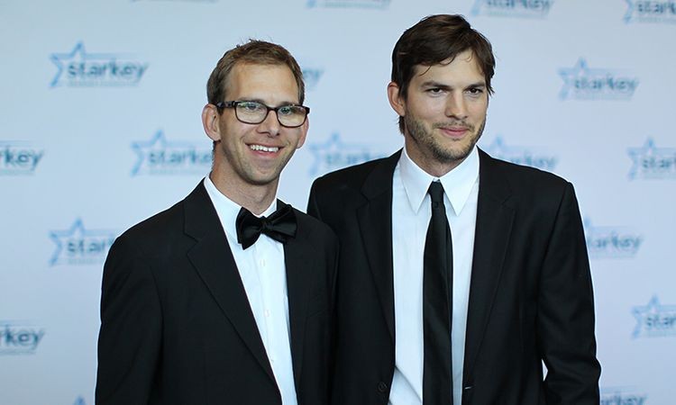 Ashton Kutcher s bratom dvojičkou